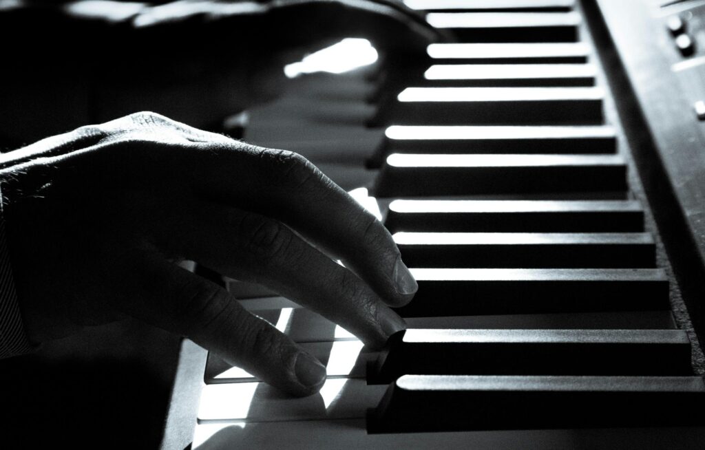 mãos sobre o teclado de um piano